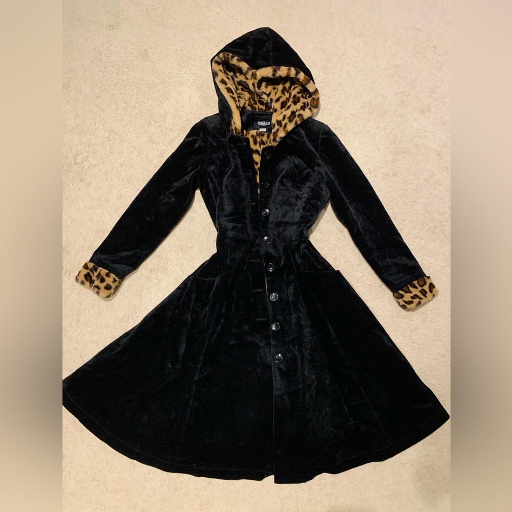 Collectif - Black velvet and leopard print faux fur coat